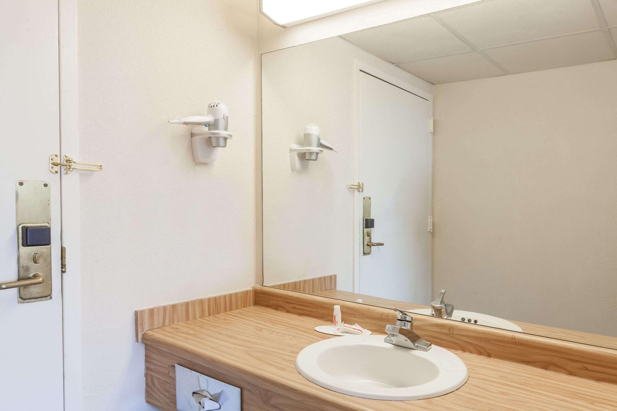 Days Inn Syracuse Восток Сиракьюс Экстерьер фото